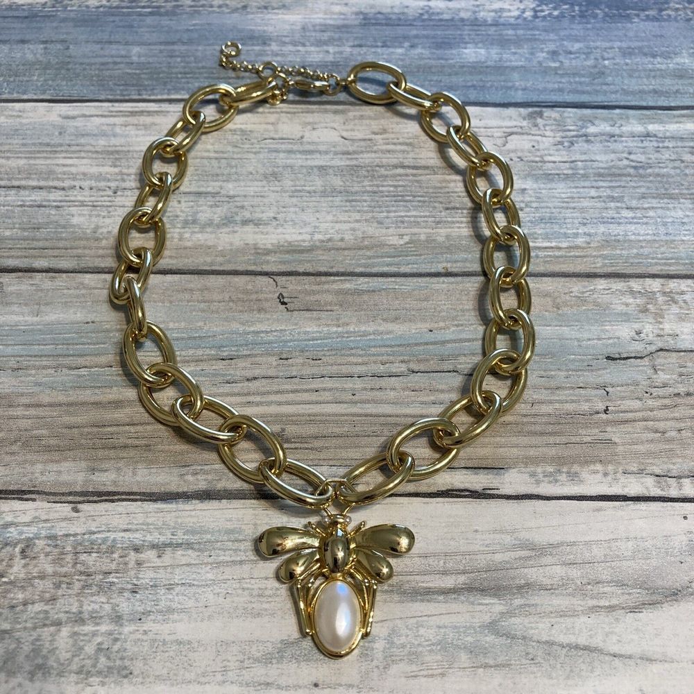 Ann Taylor pearl bee pendant gold tone link necklace Necklace‎ NWOT 16" plus 2"